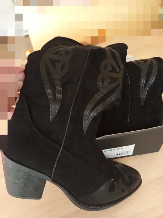 Botas altas ante negro adornos talla 40