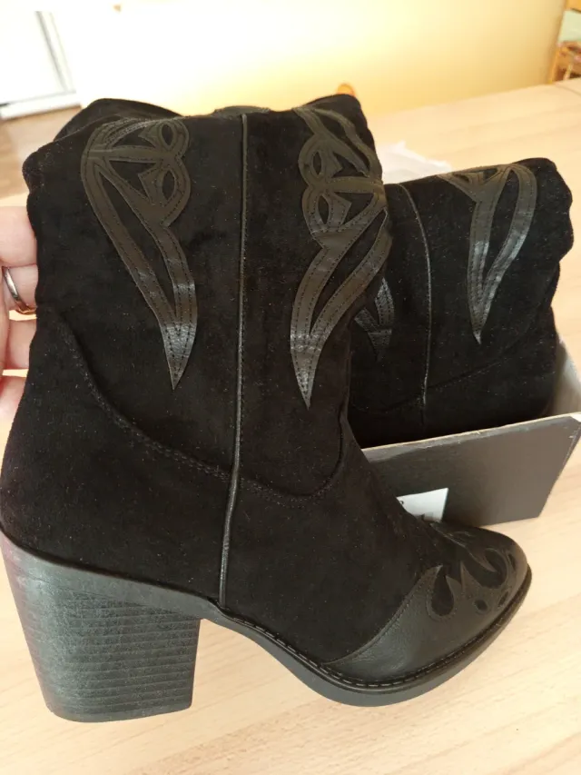 Botas altas ante negro adornos talla 40