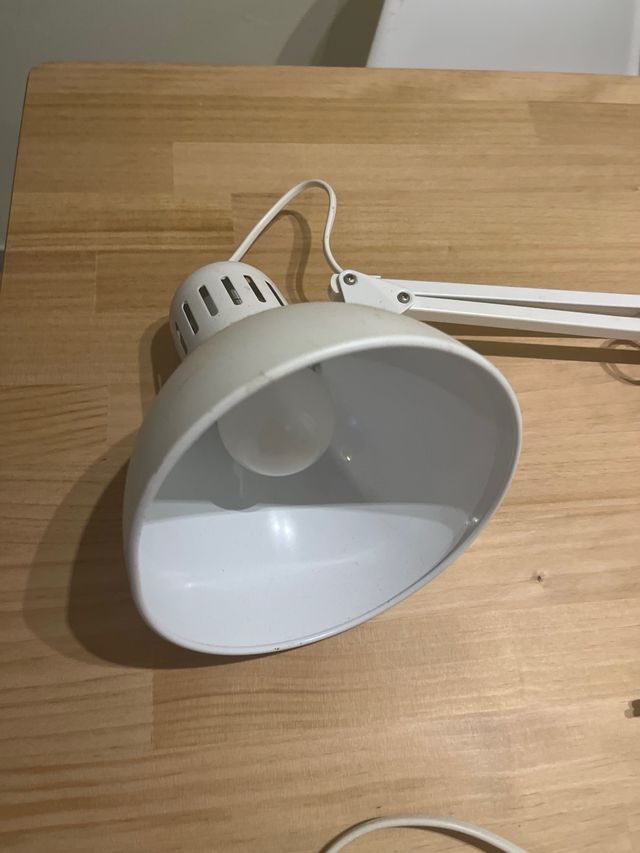 Lámpara de mesa articulada blanca