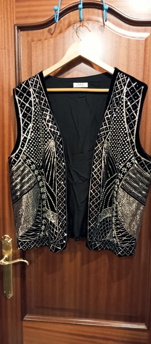 Chaleco negro con brillantes