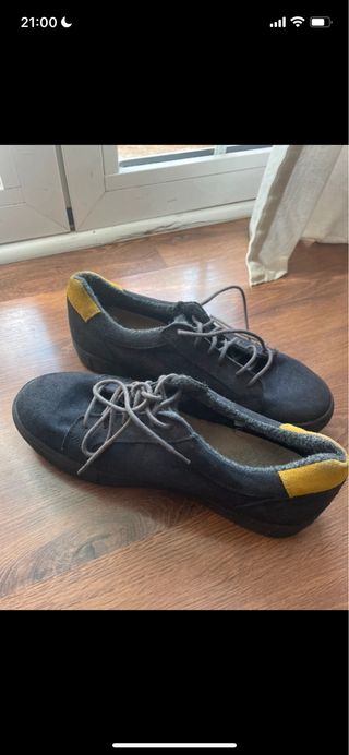 Zapatos grises y amarillos