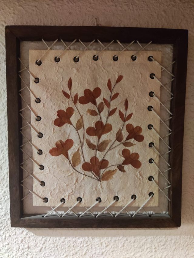 Papiro decorado con flores secas y marco