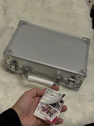 Maletín de maquillaje plateado