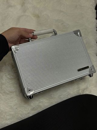 Maletín de maquillaje plateado