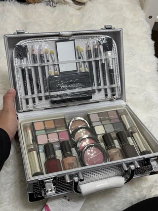 Maletín de maquillaje plateado