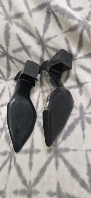 Tacones negros con transparencias