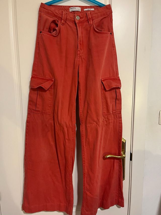 Pantalones cargo Bershka rojos anchos