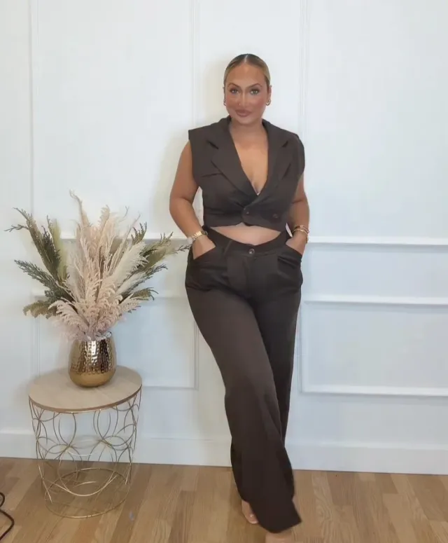 Conjunto chaleco y pantalón marrón