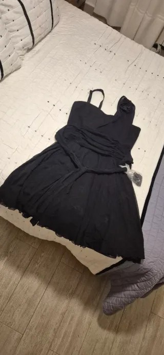 Vestido negro corto con cinturón