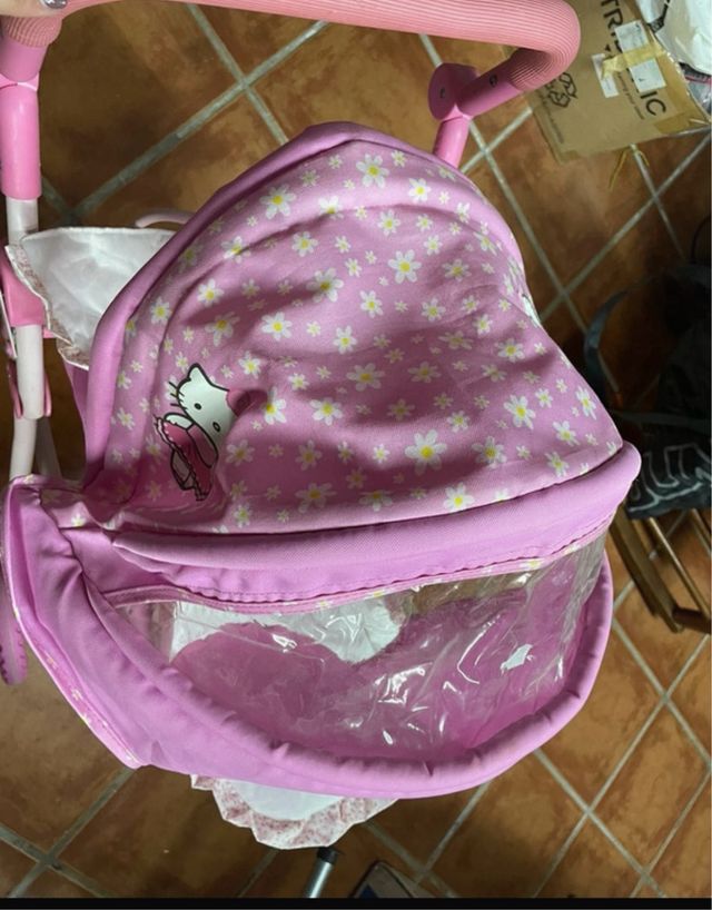 Carrito de muñecas rosa Hello Kitty