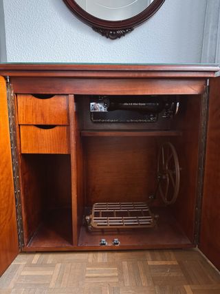 Máquina de coser antigua con mueble