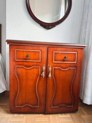 Máquina de coser antigua con mueble