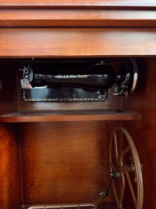 Máquina de coser antigua con mueble