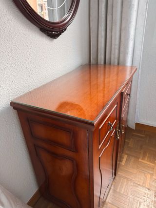 Máquina de coser antigua con mueble