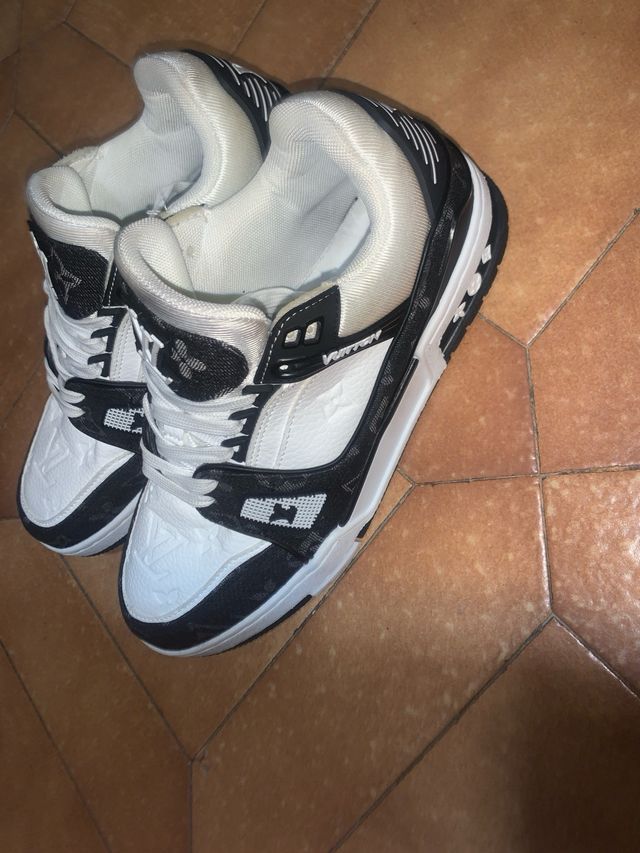 Louis Vuitton Zapatillas Blancas y Negras