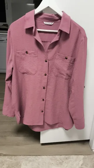 Blusa rosa con botones y blusa azul con botones