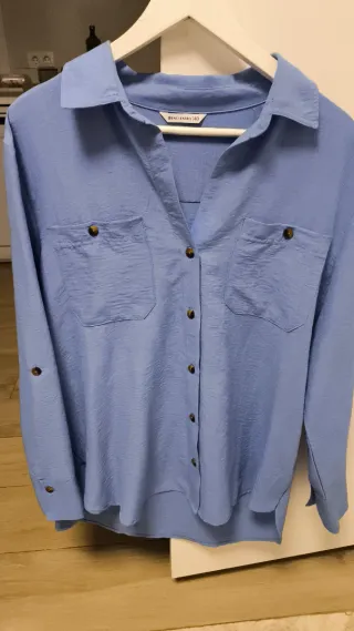 Blusa rosa con botones y blusa azul con botones