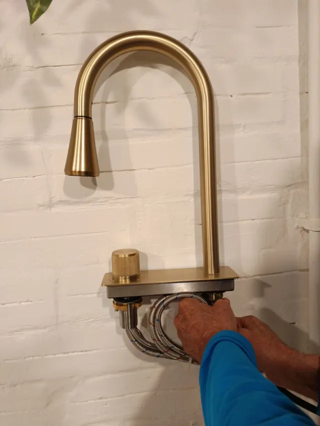 Grifería dorada cocina metal