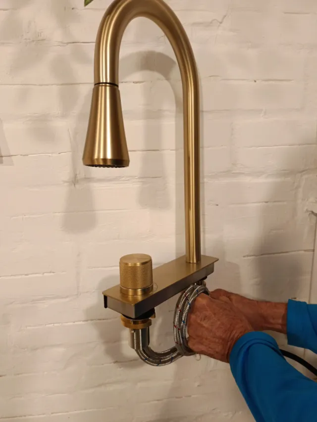 Grifería dorada cocina metal