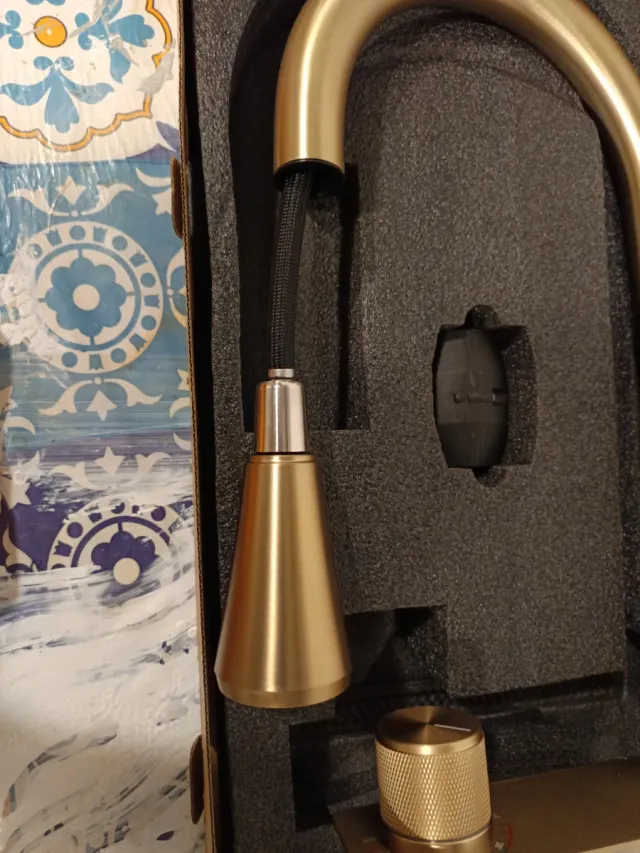 Grifería dorada cocina metal