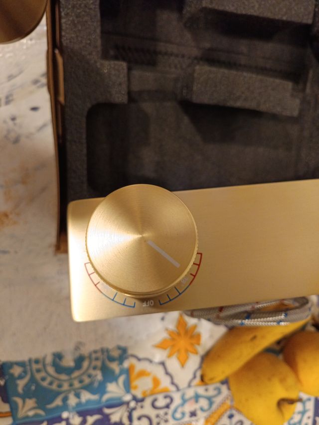 Grifería dorada cocina metal