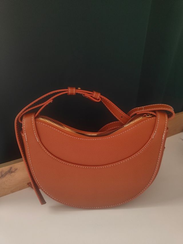 Bolso semicircular color camel
