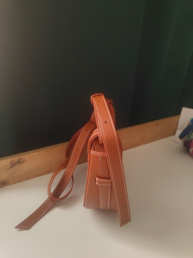 Bolso semicircular color camel