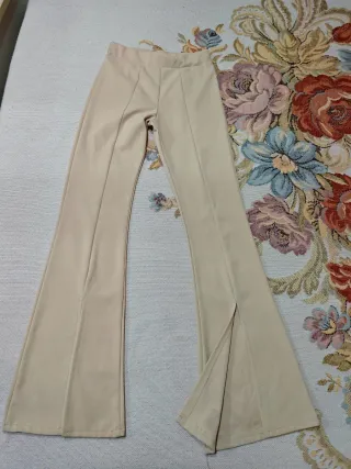 Pantaloni donna beige a zampa con spacco sul fondo