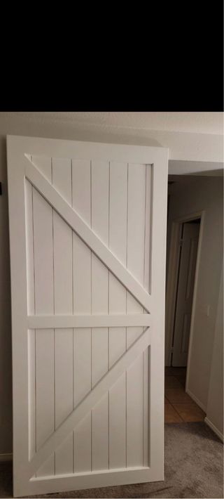 Puerta corredera estilo granero blanca