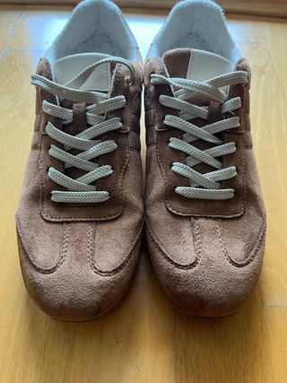 Zapatillas deportivas ante marrón