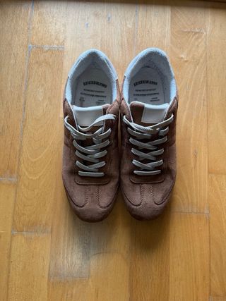 Zapatillas deportivas ante marrón