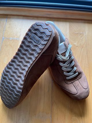 Zapatillas deportivas ante marrón