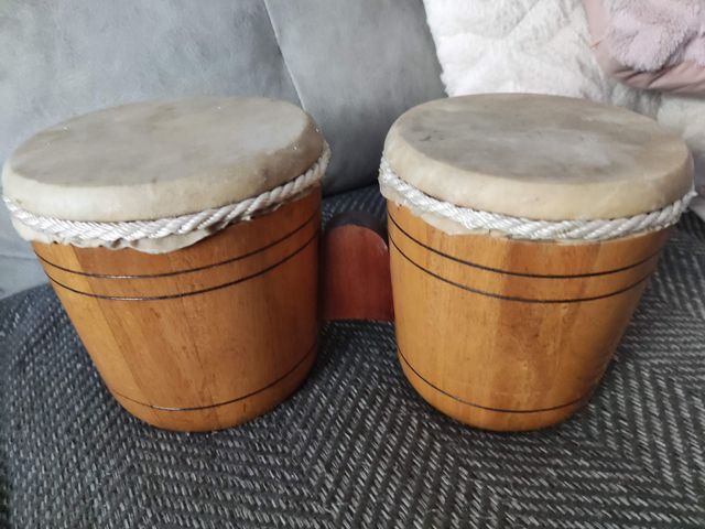 Bongos de madera estilo cubano