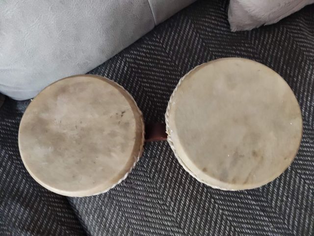 Bongos de madera estilo cubano