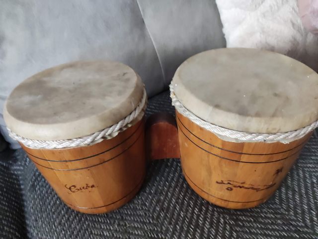 Bongos de madera estilo cubano