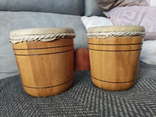 Bongos de madera estilo cubano