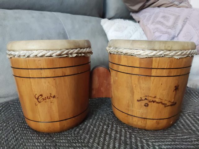 Bongos de madera estilo cubano