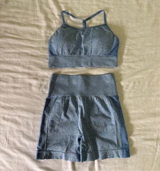 Conjunto deportivo azul