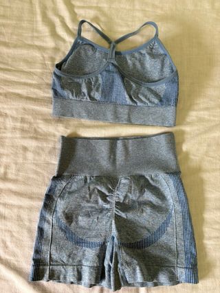 Conjunto deportivo azul