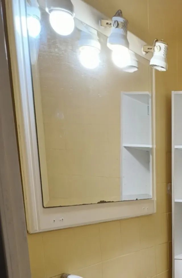 Espejo de baño beige y blanco