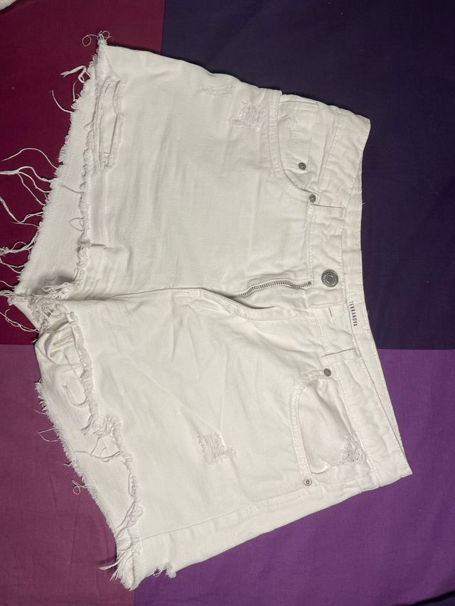 Shorts blancos Terranova rotos