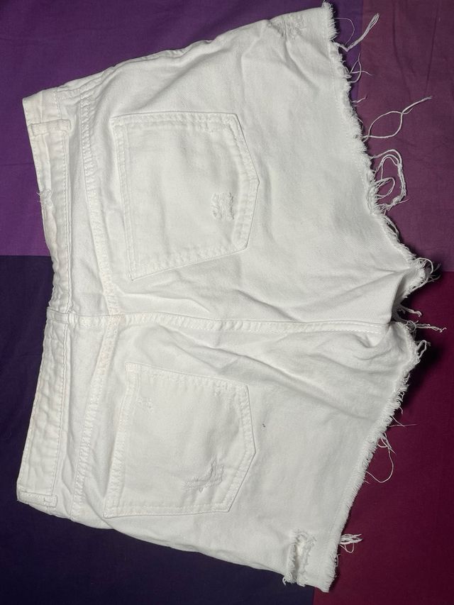 Shorts blancos Terranova rotos
