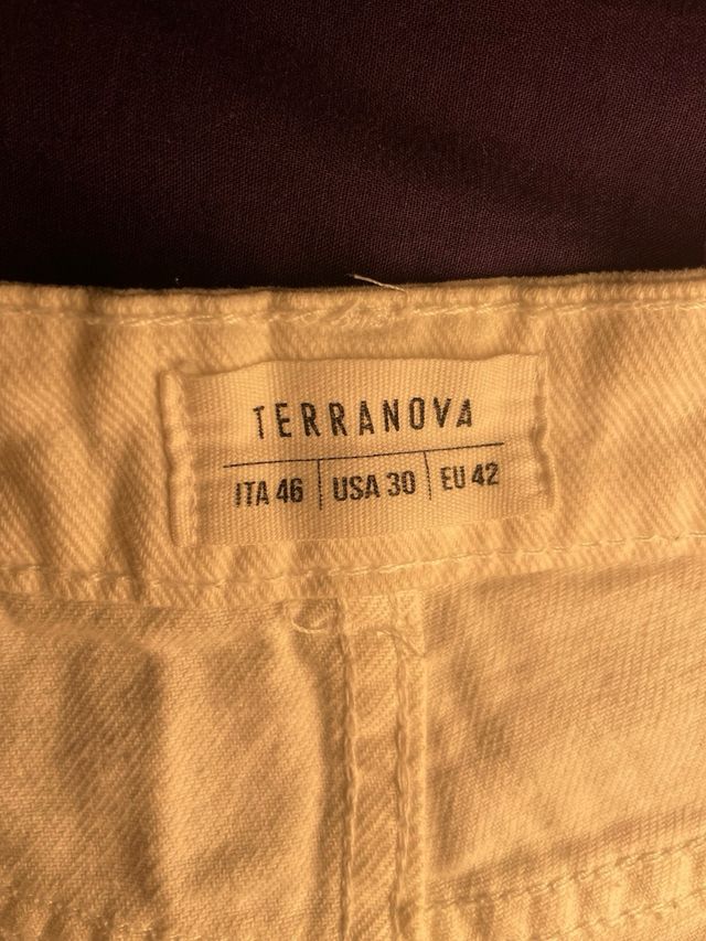 Shorts blancos Terranova rotos