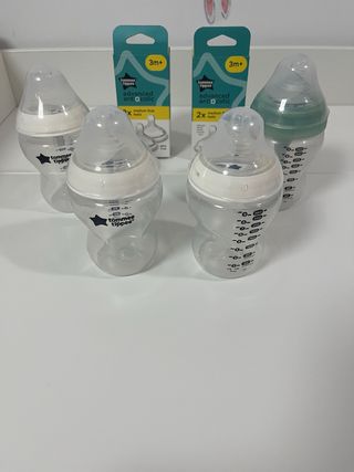 4 Biberones Tommee Tippee y 4 tetinas Anti Cólicos