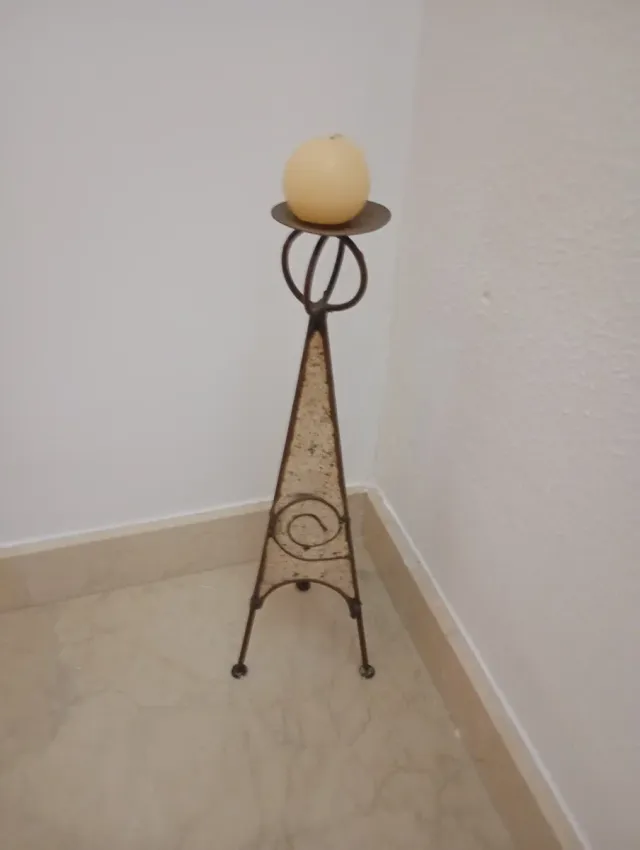 2 Candelabros de metal con vela. El precio es de 2