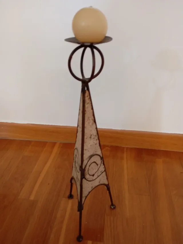 2 Candelabros de metal con vela. El precio es de 2