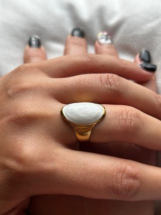 Anello dorato smalto bianco regolabile