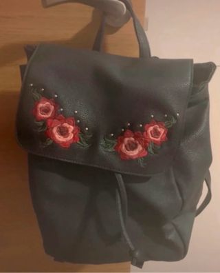 Mochila Tifossi negra con flores rojas