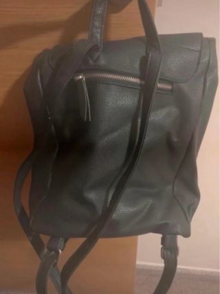 Mochila Tifossi negra con flores rojas