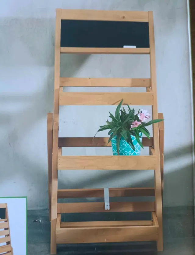Estantería de madera para plantas